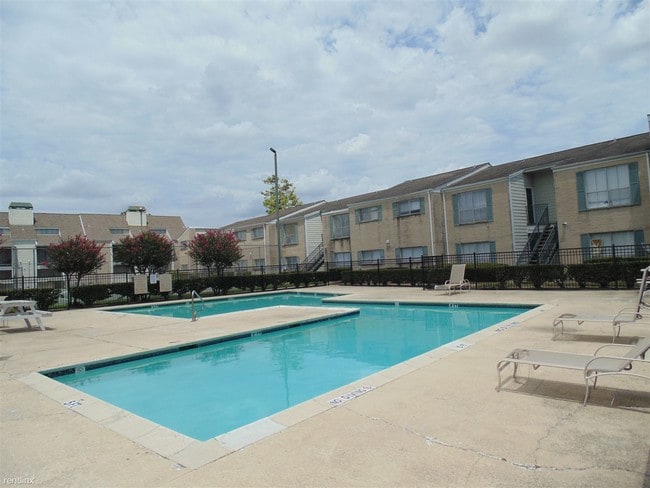 Building Photo - 535 Seminar Dr