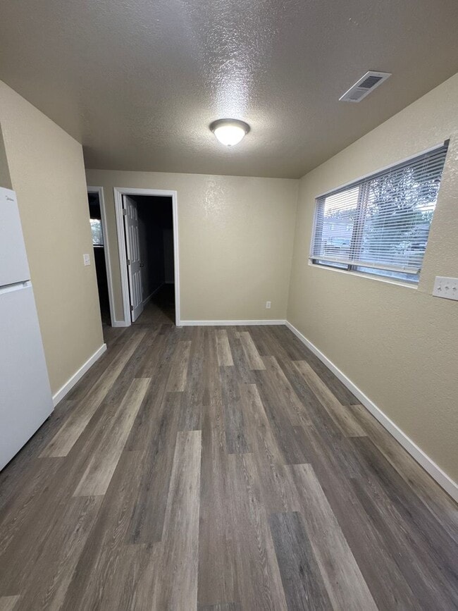 Building Photo - 75 E 860 S