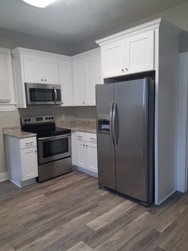 Building Photo - Spacious 4 bedroom 2 bath renovated single...