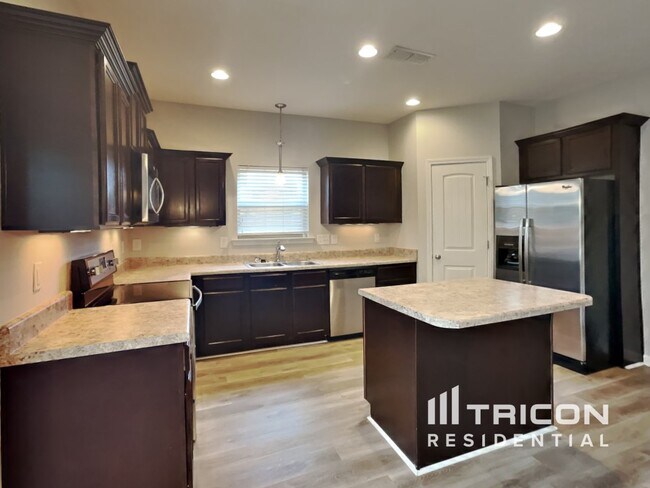 Building Photo - 806 Sagewood Dr W