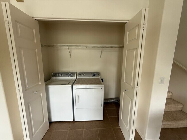 Foto del edificio - Regency at Huleia Lihue Two bedroom, two and a half bath, unfurnished corner unit Townhome.