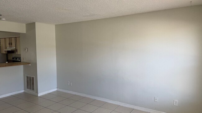 Foto del edificio - Two bedroom one bathroom, one car garage