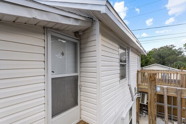 Foto del edificio - REDUCED Rent $1995.00.... 3 bed/2 bath Split Level, NEW downstairs addition, lots of extras *READ...