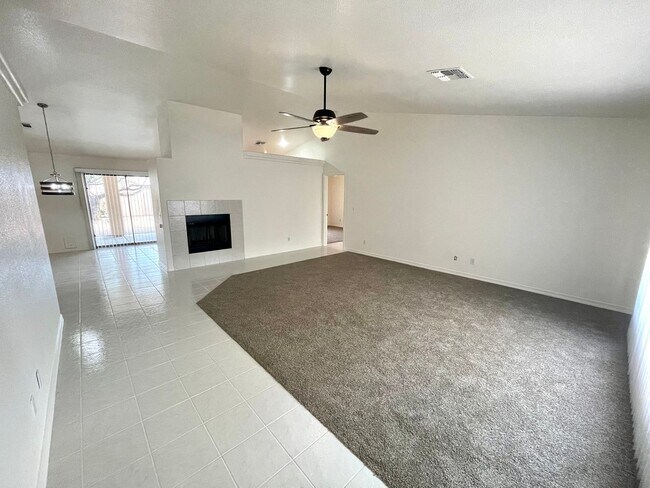 Foto del edificio - Nice 3 Bedroom 2 Bath Home in Chaparral Mesa!