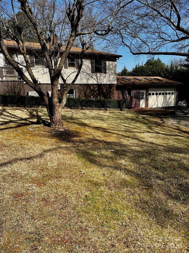 Building Photo - 10 S Oak Forest Dr
