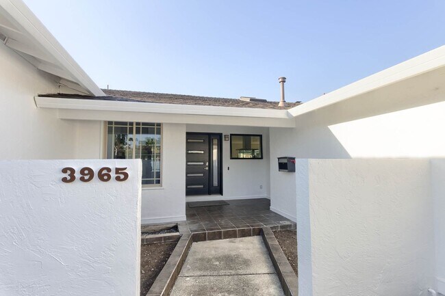 Building Photo - Newly Renovated 4-Bedroom 2.5-Bath South W...
