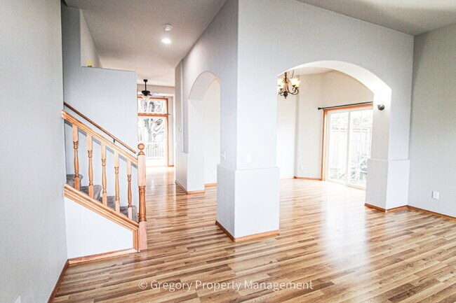 Foto del edificio - Well Maintained 1st Time Rental 4bed 3bath 2 Car 2076sf New Paint. Huge Fenced Backyard A/C