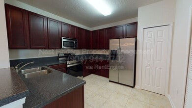 Building Photo - 8201 Green Parrot Rd