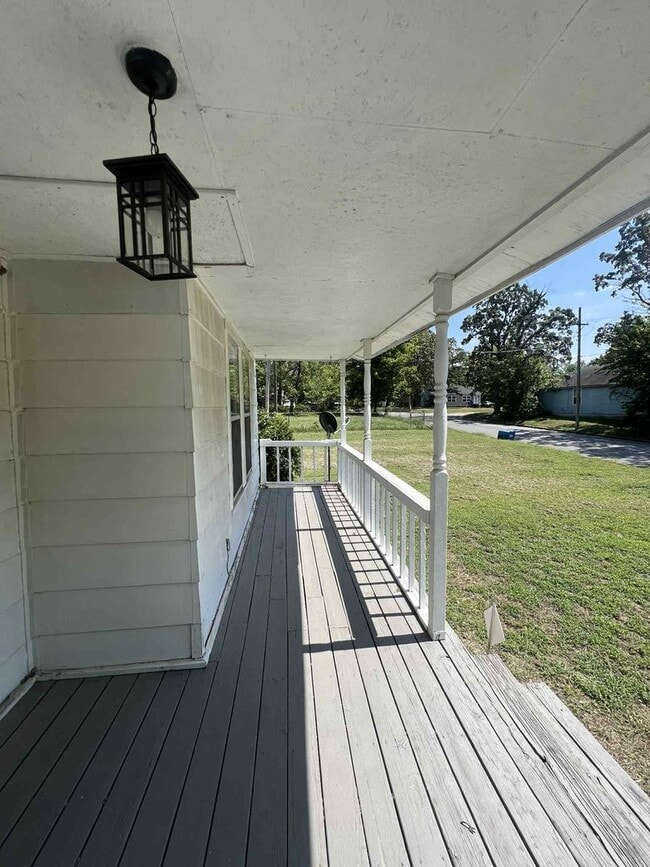 Building Photo - Charming 3 bedroom / 2 bathroom home with ...