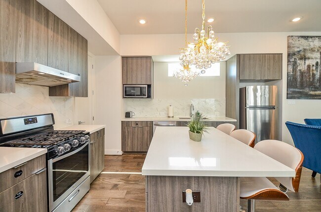 Foto del edificio - 5811 Fairdale Ln