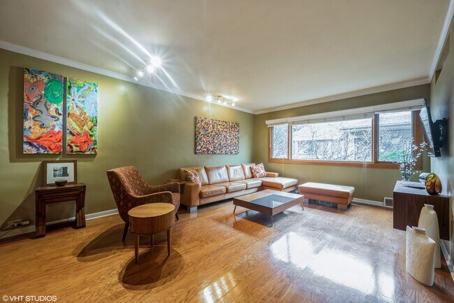 Foto del edificio - 3542 N Pine Grove Ave