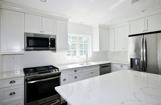 Building Photo - 570 Fairfield Ave