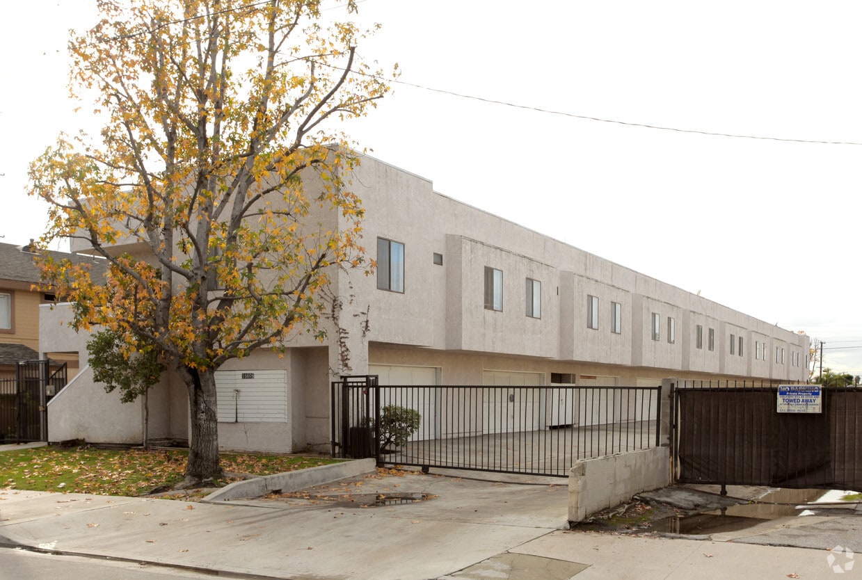 Building Photo - 15609 Belshire Ave