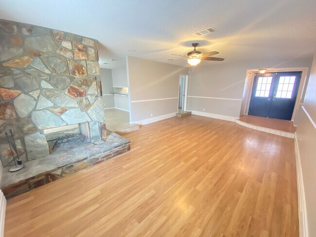 Foto del edificio - Charming 4 Bedroom, 3 Bath, Single-Story H...