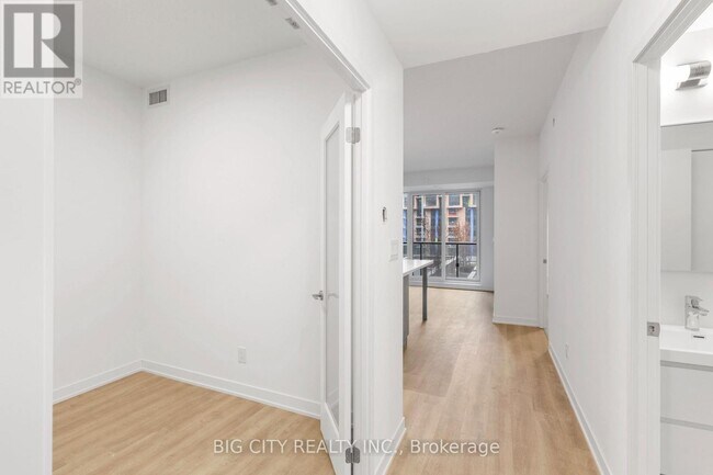 Photo du bâtiment - 8119-8119 Birchmount Rd