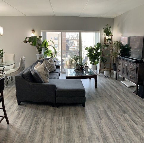 Foto del edificio - 6560 W Diversey Ave