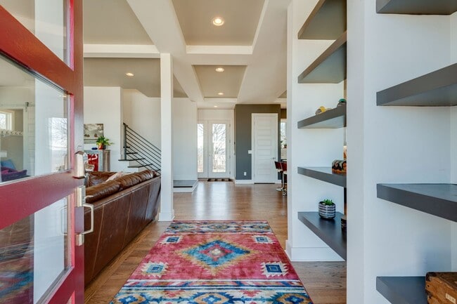 Building Photo - 4 Bedroom/3.5 Bath home overlooking the ci...