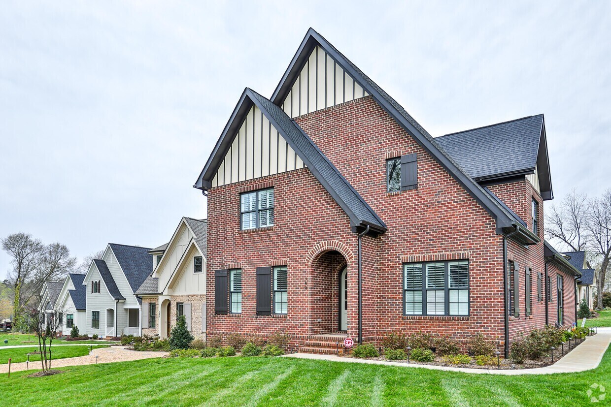Building Photo - Greenwood Crossing
