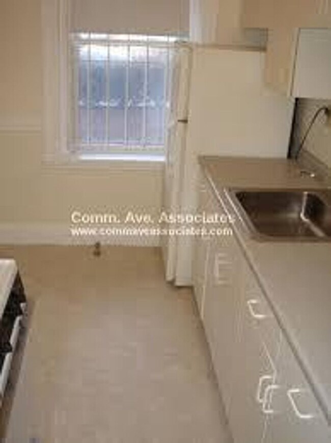 Foto del edificio - No Brokers Fee, Steps from the t Stop, The...