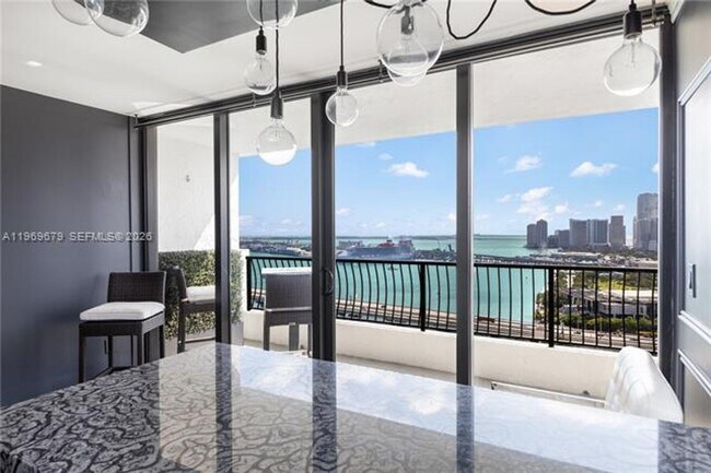 Foto del edificio - 555 NE 15th St