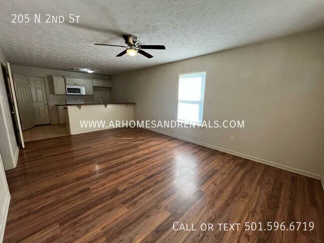 Foto del edificio - 205 N 2nd St | $1095 | 3 beds, 2 full baths