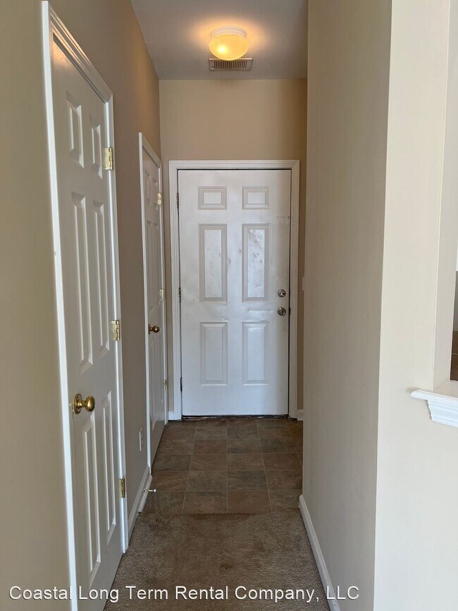 Building Photo - 3 br, 2.5 bath House - 13B Village Drive