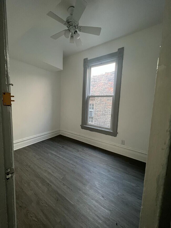 Building Photo - 1519 W Taylor St