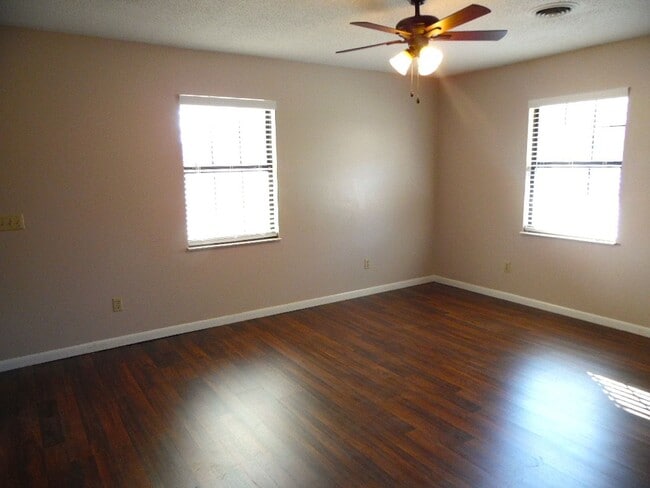 Building Photo - Excellent Mid-Town Martin Location