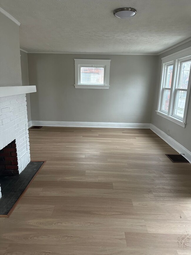 Building Photo - Cleveland East Side Single Cash Pay/Section 8