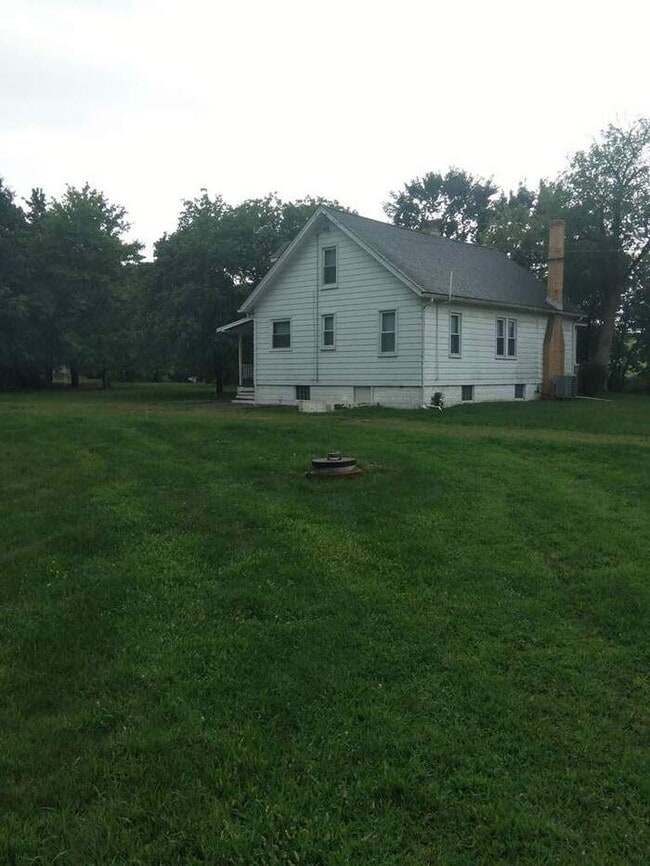 Building Photo - AVAILABLE NOW! - 2302 - 2306 Dime Road, Fo...