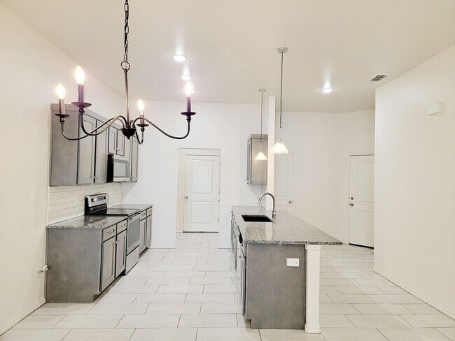 Foto del edificio - Stunning 3 Bedroom Townhome in Frenship School District