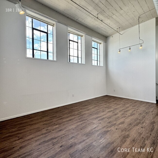 Building Photo - 320 W 7th St