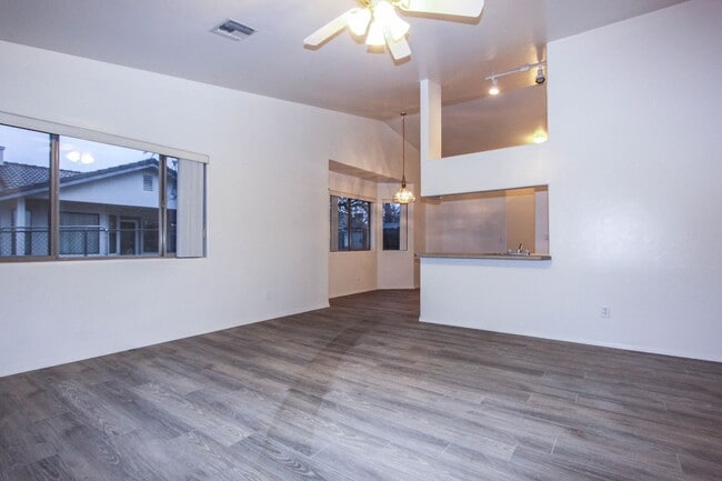 Foto del edificio - 4531 N Spring Dr