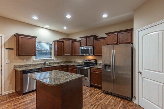 Foto del edificio - Available Now! Wonderfull Location! 2/2.5 Townhome w/ Upgrades.
