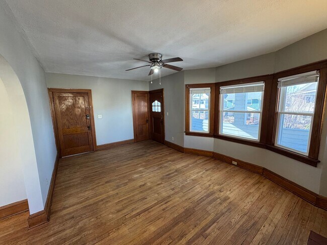 Foto del edificio - 2121 Wyandotte Ave