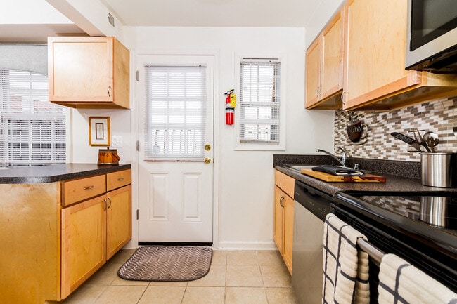 Kingsley Commons Townhouses Kitchen 2 - Kingsley Commons Townhouses