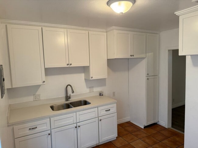 Building Photo - 749 S Berendo St