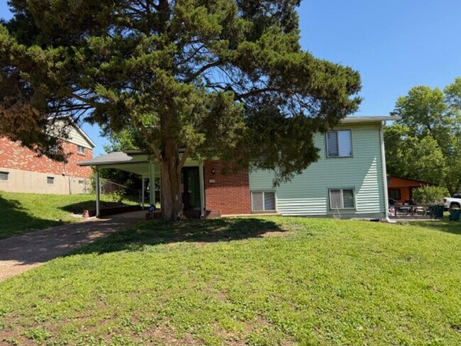 Foto del edificio - Well-Maintained Split-Level Home in Webster Groves, MO — Spacious & Family-Friendly