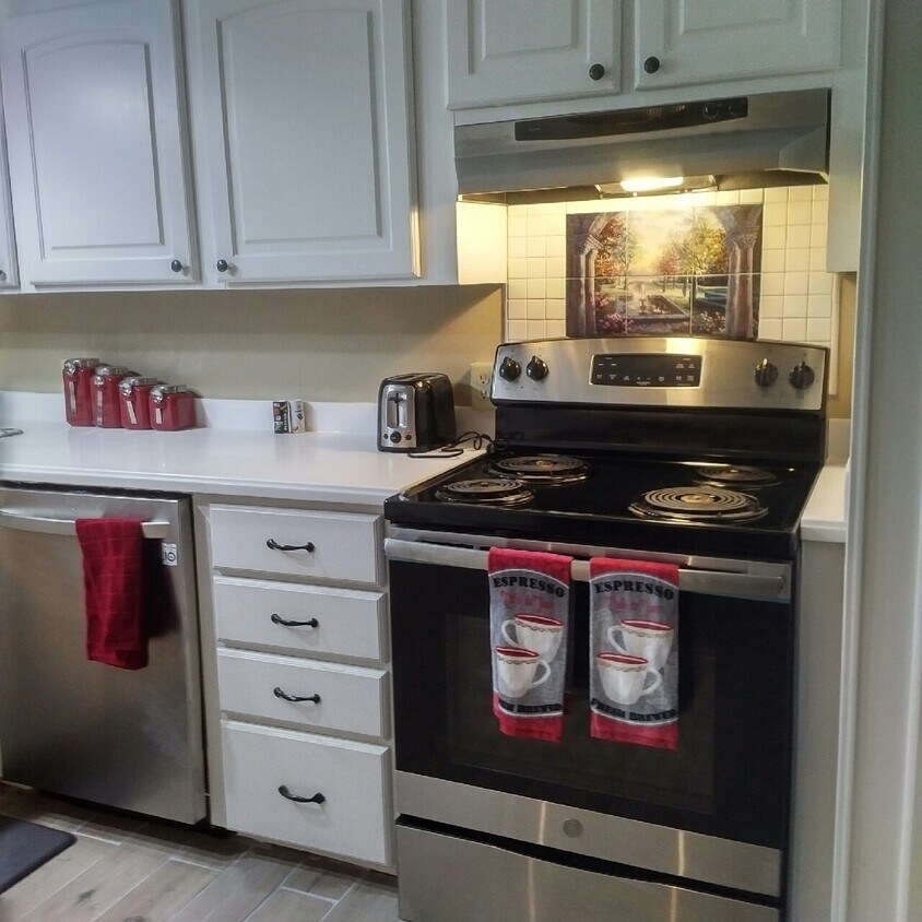 Equipped Kitchen with whisper quiet dishwasher and self-cleaning stove - 1018 Markham St
