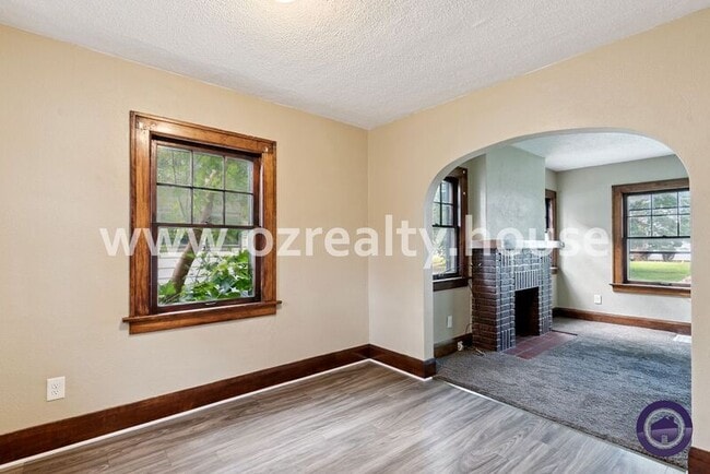 Building Photo - 447 Sunset Blvd