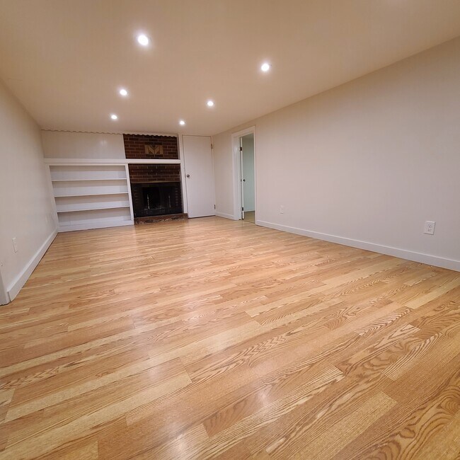 14 Fleetwood Park, Bethel, CT 06801 Condo for Rent in Bethel, CT