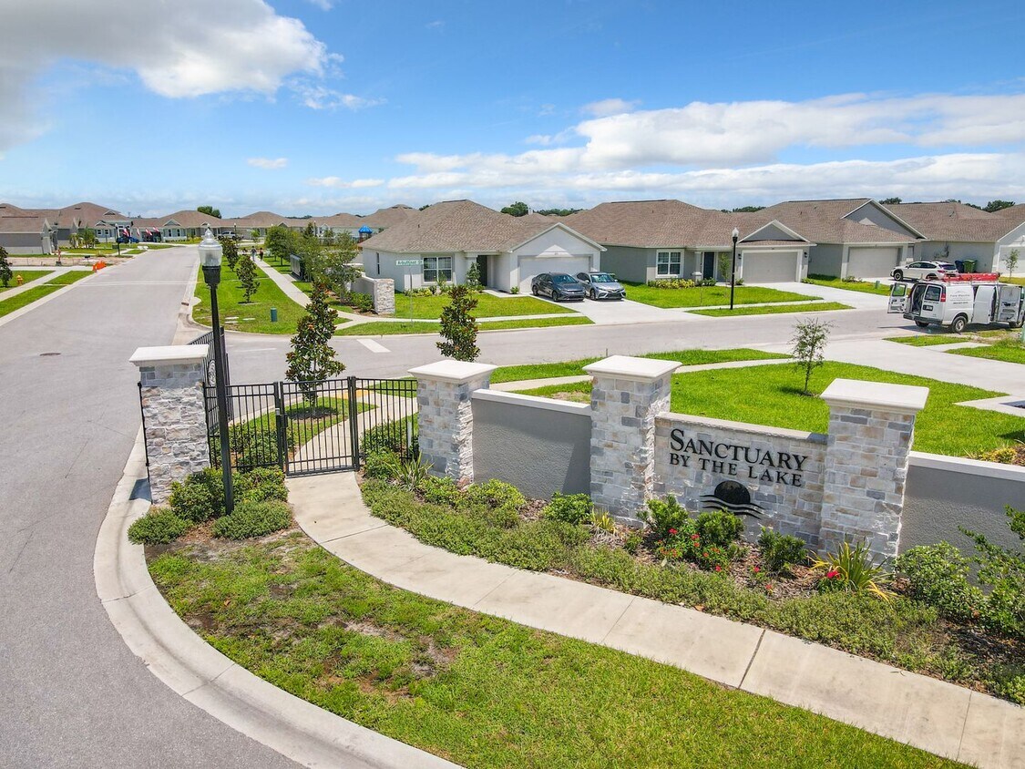 Foto principal - Beautiful 3 Bedroom 2 bath Home in desirab...