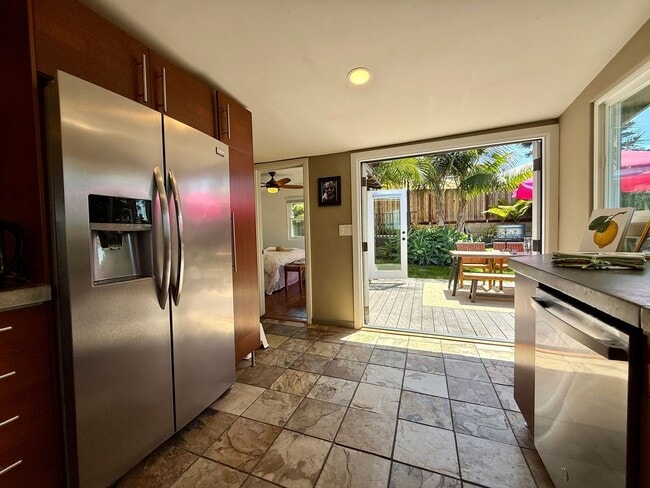 Building Photo - Gorgeous Fully Furnished Ocean Beach Retreat + FLEXIBLE STAY. Double Car Garage.  Walk to BEACH