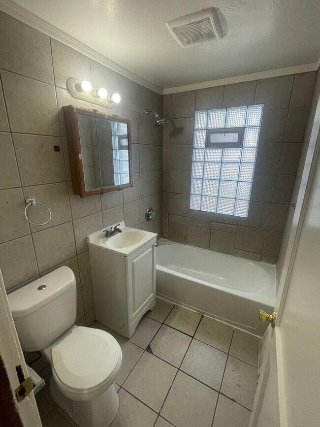 Building Photo - 3822-3824 N 36th St. (Duplex)
