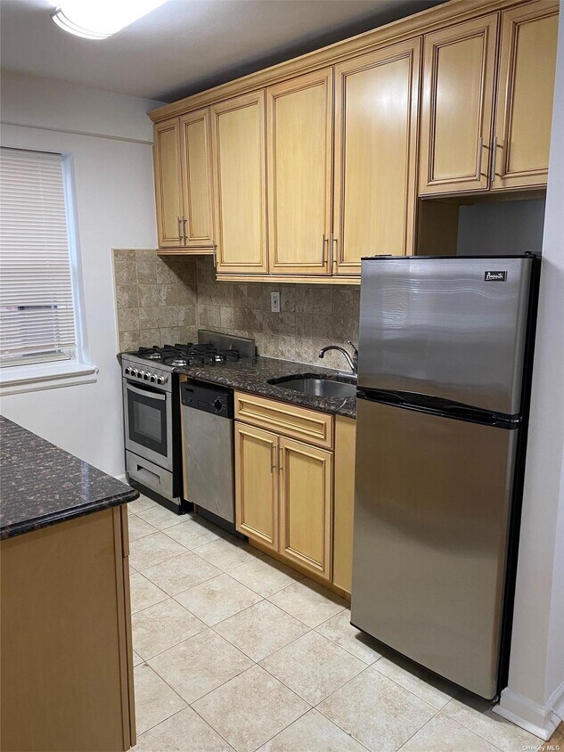 40 Knightsbridge Rd Unit 1F, Great Neck, NY 11021 Room for Rent in
