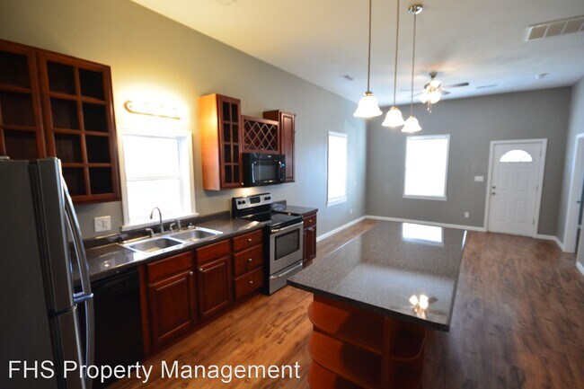 Foto del edificio - 3 br, 2 bath House - 1115 W. Locust Street