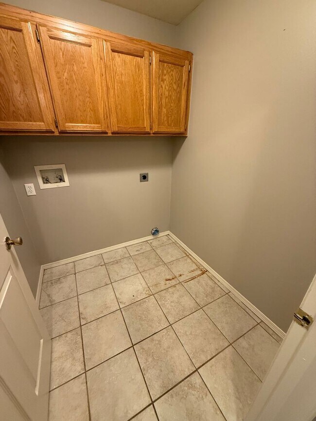 Foto del edificio - 3 Bed 2 Bath House with 1 Car Garage.  Total Electric. Yard Care Included.
