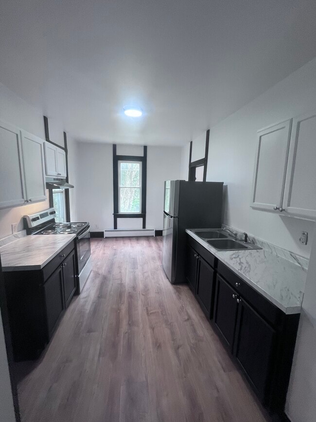 Building Photo - 69 Mead St