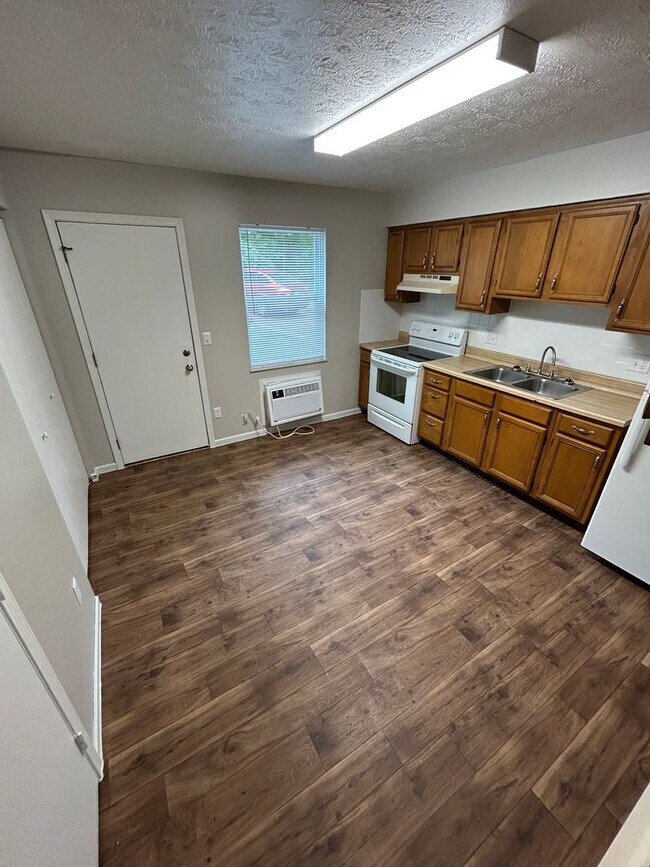 Building Photo - Spacious 2-Bedroom Living in a Quiet Commu...