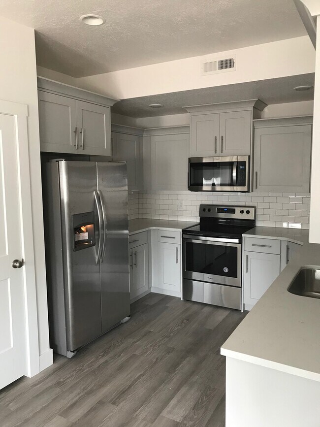Foto del edificio - Beautiful 3 Bed, 2.5 Bath Town Home Located in the Sycamore Place Community in West Haven! Availa...